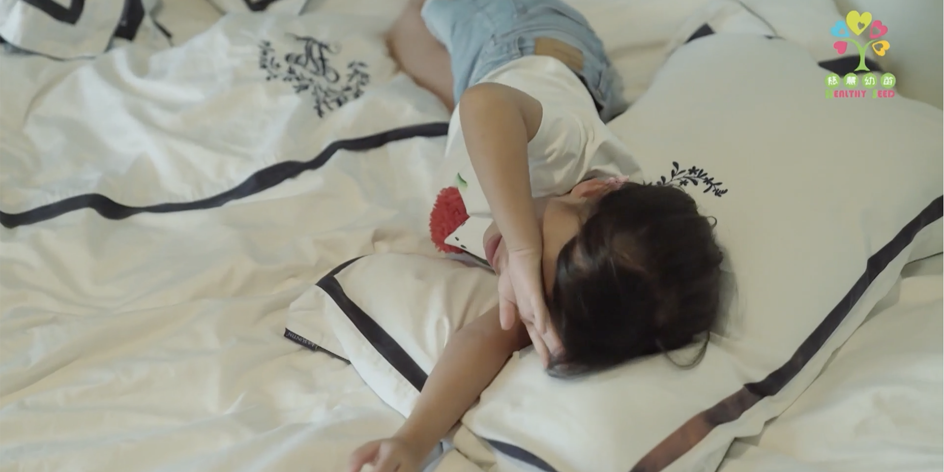 孩子不拖手，要自己行